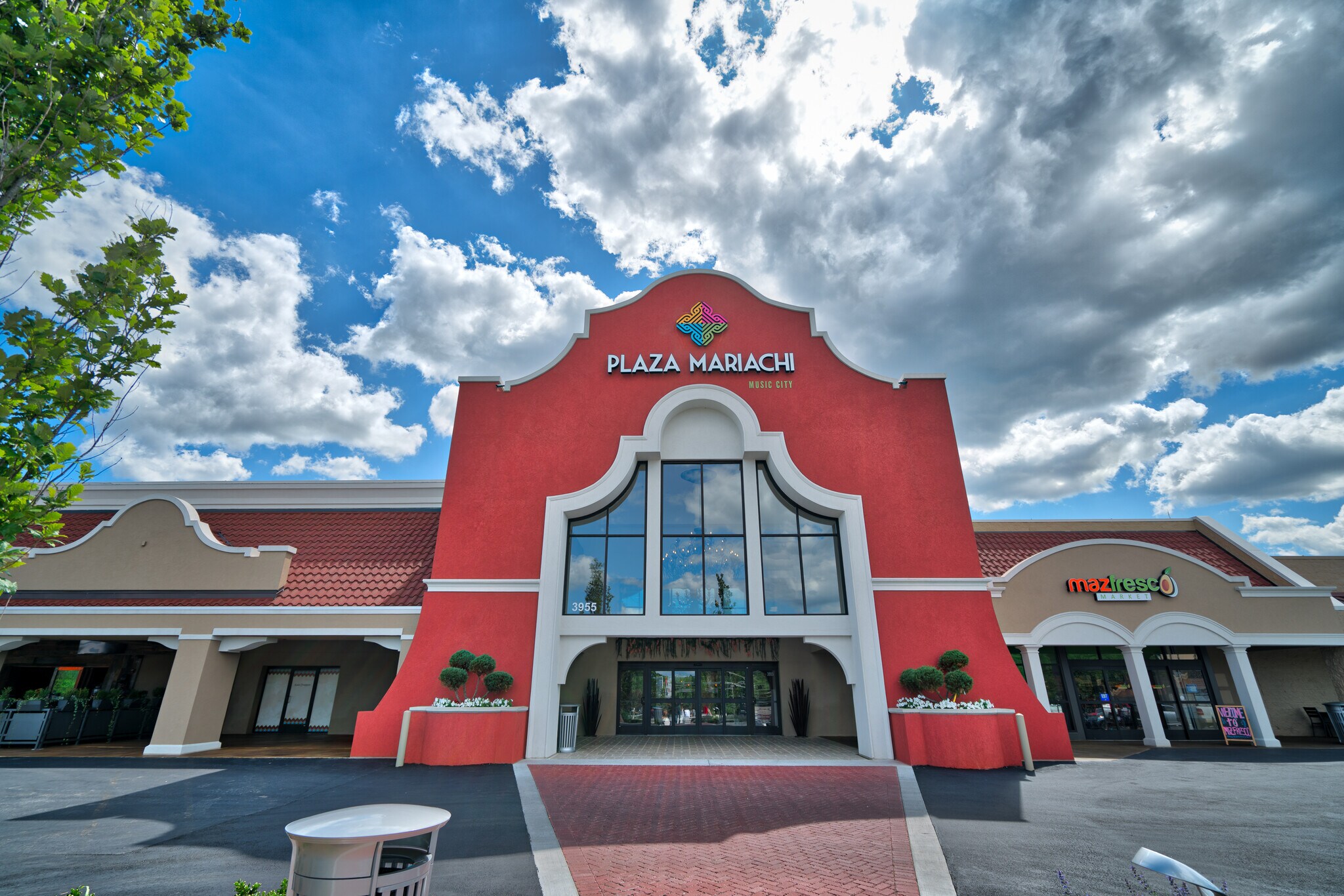 The Shoppes at Plaza Mariachi portefeuille de 2 biens à vendre sur LoopNet.fr Photo principale– Image 1 sur 2
