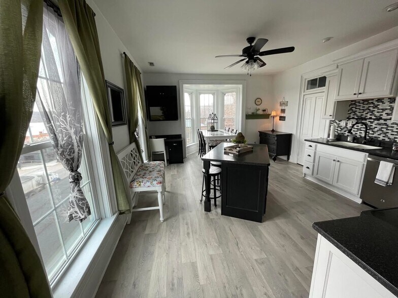 208 N Cody Rd, Le Claire, IA à vendre - Photo de l’immeuble – Image 3 sur 4
