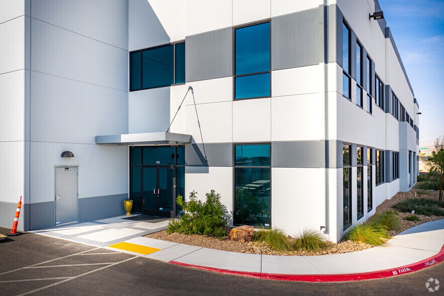 6021 Badura Ave, Las Vegas, NV à louer - Photo de l’immeuble – Image 2 sur 17