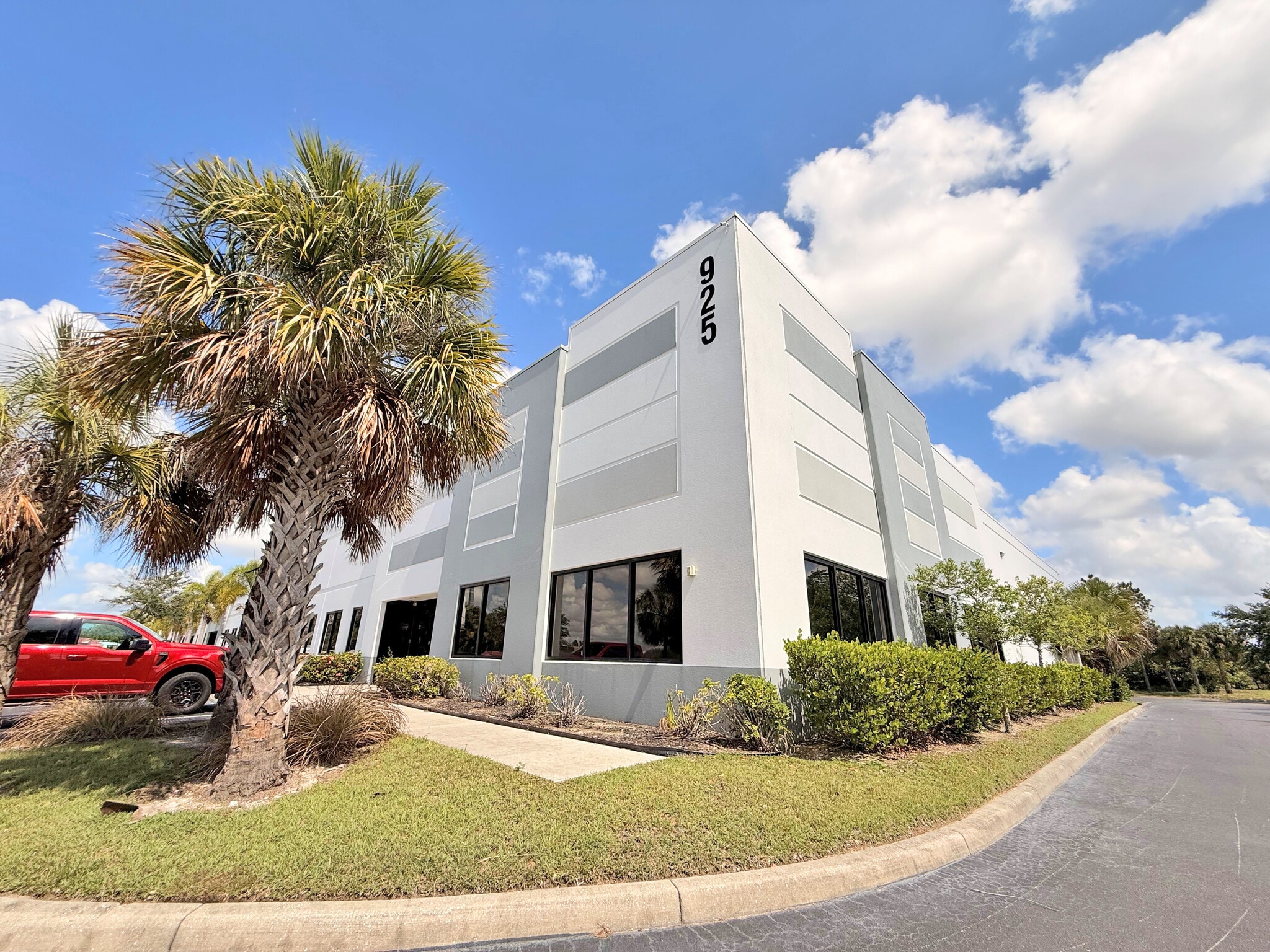 911 E Industrial Cir, Cape Coral, FL à louer Photo intérieure– Image 1 sur 2