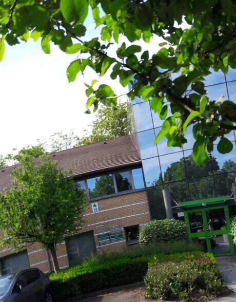 Rue Albert Einstein, Champs-sur-Marne à louer - Photo de l’immeuble – Image 3 sur 8