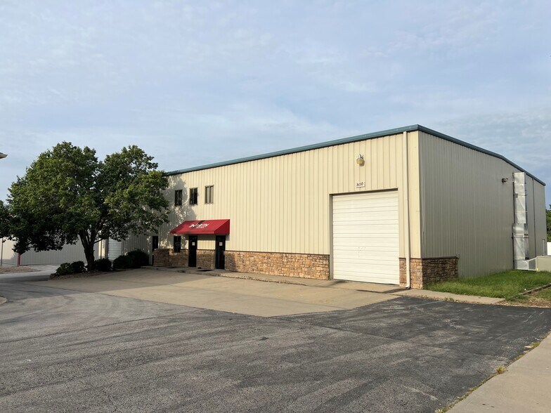 5110 NW Waukomis Dr, Northmoor, MO à louer - Photo principale – Image 1 sur 16