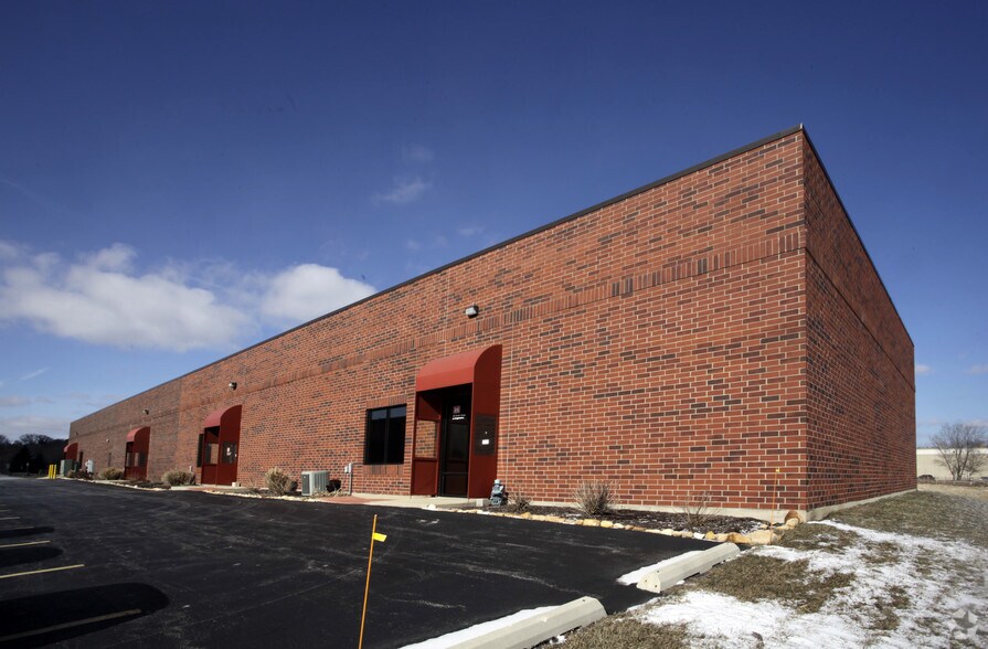 805 Forestwood Dr, Romeoville, IL à louer - Photo de l’immeuble – Image 3 sur 13