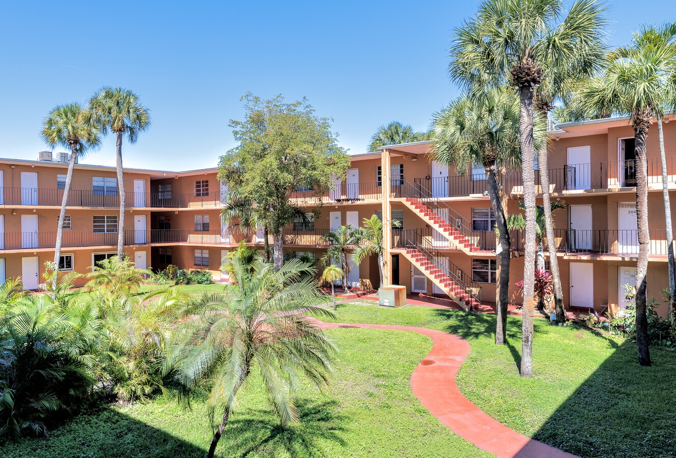 1230-1330 W 54th St, Hialeah, FL 33012 - Lot 40 Units - - Photo intérieure - Image 2 of 17