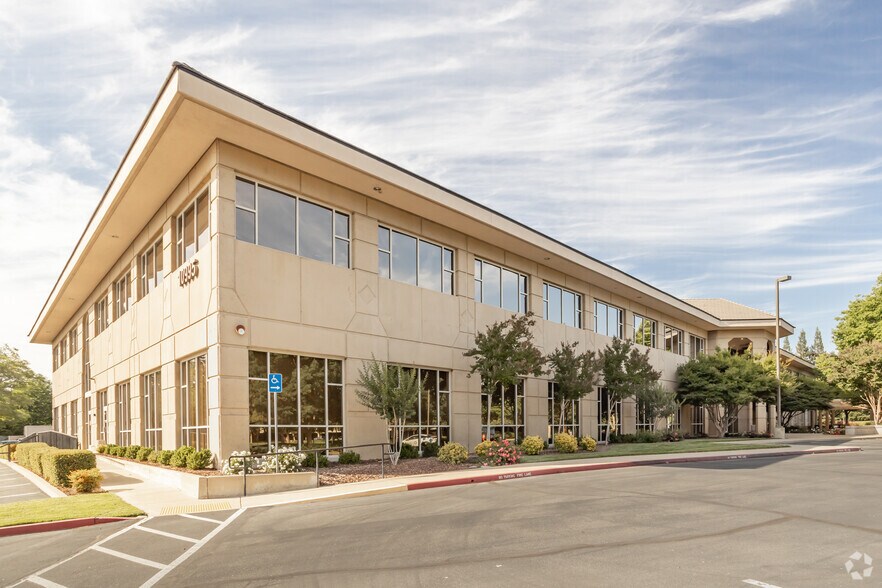 10995 Gold Center Dr, Rancho Cordova, CA à louer - Photo de l’immeuble – Image 1 sur 9