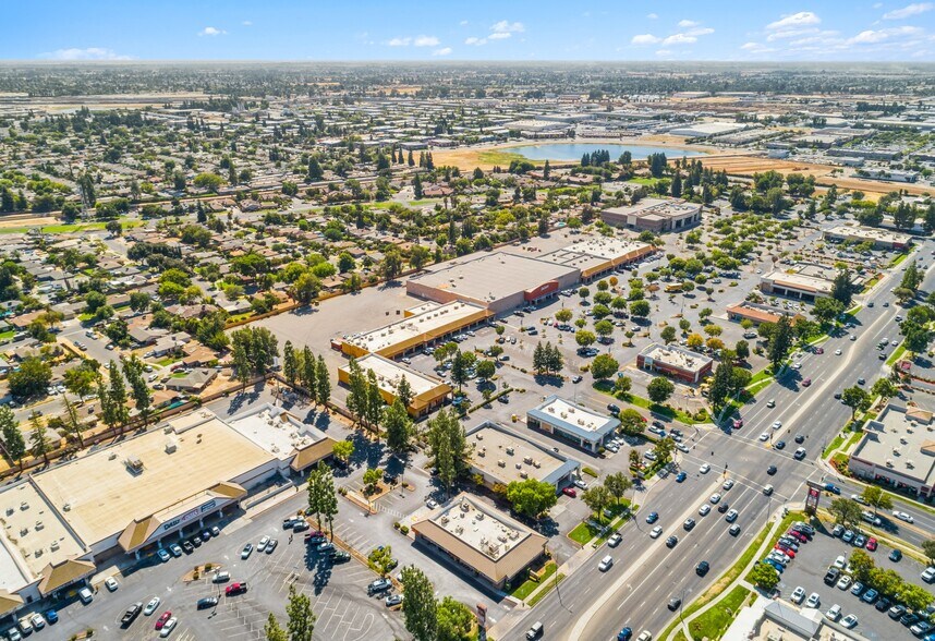 3209-3241 W Shaw Ave, Fresno, CA à louer - Photo de l’immeuble – Image 2 sur 7