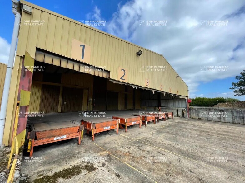 Local d'activités dans Thiverval-Grignon à vendre - Photo de l’immeuble – Image 2 sur 8