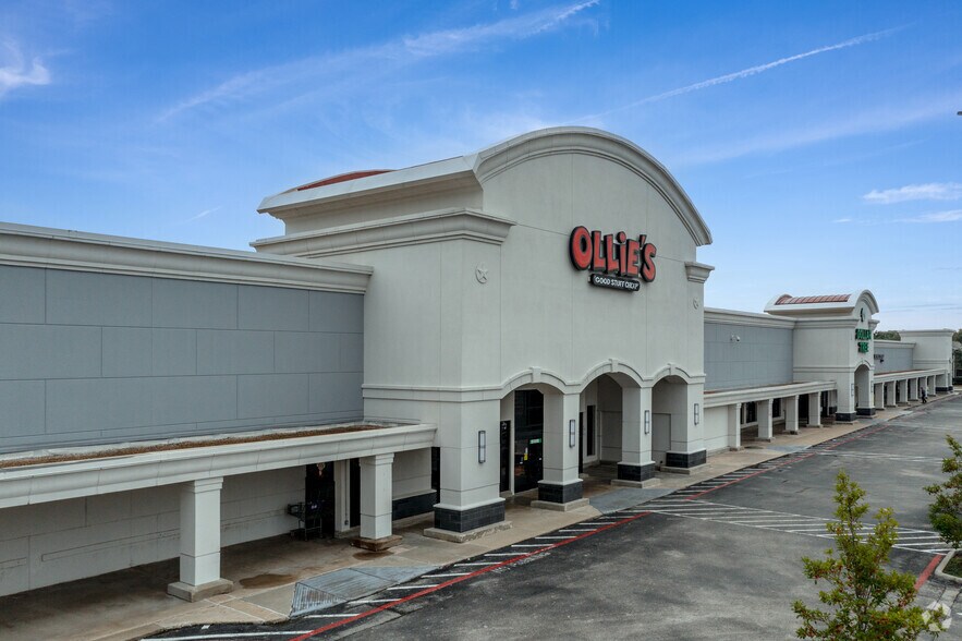 1001 W Plantation Dr, Clute, TX à louer - Photo principale – Image 2 sur 5