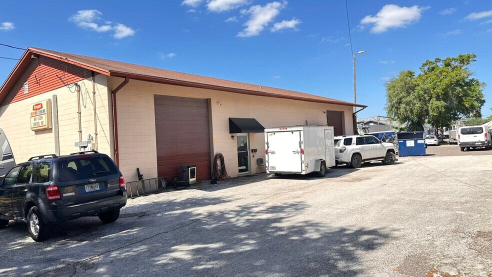 6-Unit Flex Warehouse for Sale, 26K Lot portefeuille de 2 biens à vendre sur LoopNet.fr - Photo de l’immeuble – Image 2 sur 5