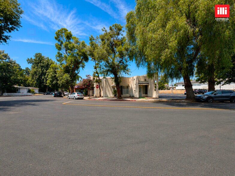 5301-5307 Comercio Ln, Woodland Hills, CA à louer - Photo de l’immeuble – Image 3 sur 8