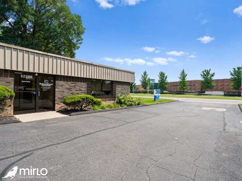 32280 5 Mile Rd, Livonia, MI à vendre - Photo de l’immeuble – Image 2 sur 7