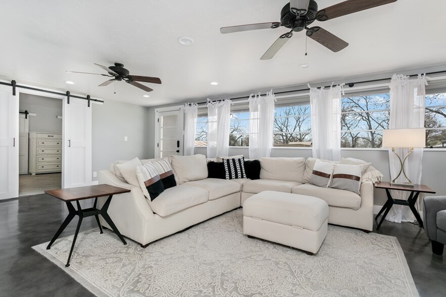 333 W Burbank St, Fredericksburg, TX à vendre - Photo de l’immeuble – Image 3 sur 22