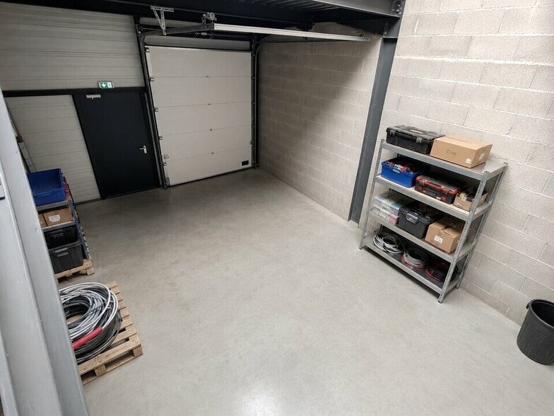Local d'activités dans Vaulx-Milieu à vendre - Photo intérieure – Image 2 sur 9