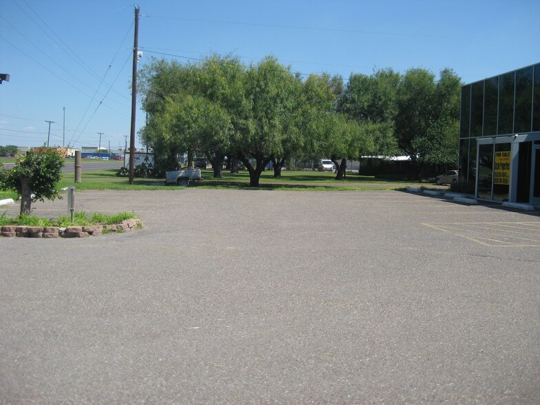 400 E Pecan Ave, McAllen, TX à louer - Photo de l’immeuble – Image 2 sur 24