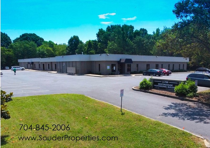 11709 Fruehauf Dr, Charlotte, NC à louer - Photo de l’immeuble – Image 1 sur 7