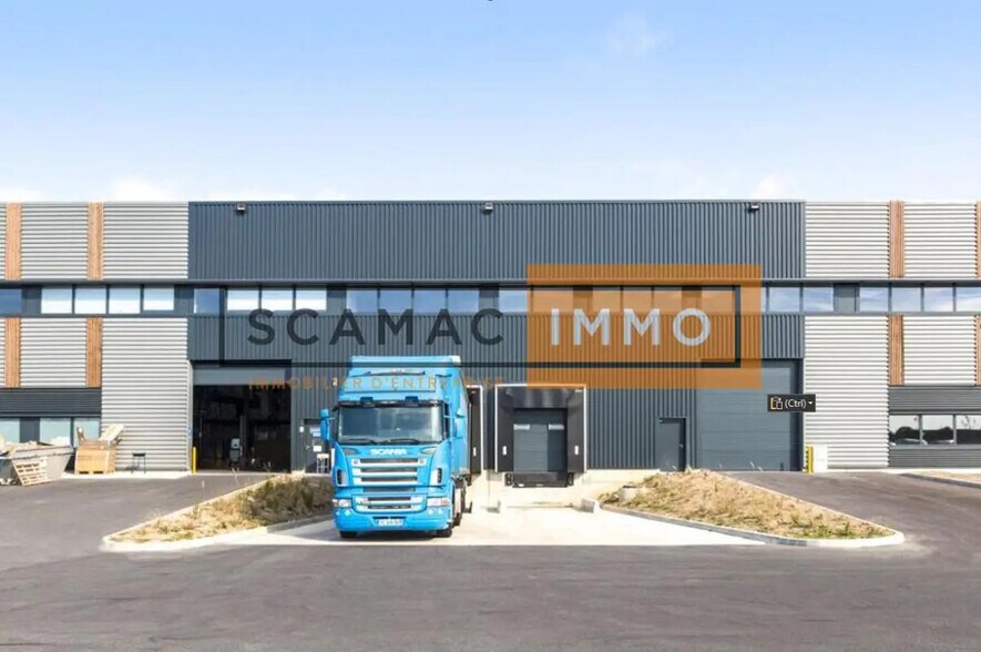 Local d'activités dans Vaires-sur-Marne à vendre - Photo de l’immeuble – Image 2 sur 6