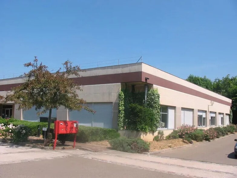 16 Avenue Jean D'Alembert, Trappes à louer - Photo de l’immeuble – Image 1 sur 5