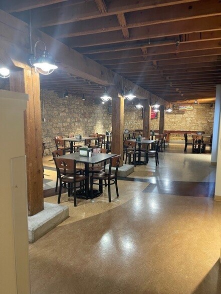 1301 Central Ave, Dubuque, IA à louer - Photo intérieure – Image 2 sur 26