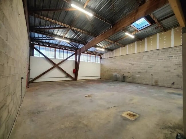 Plus de détails pour Local d'activités à louer