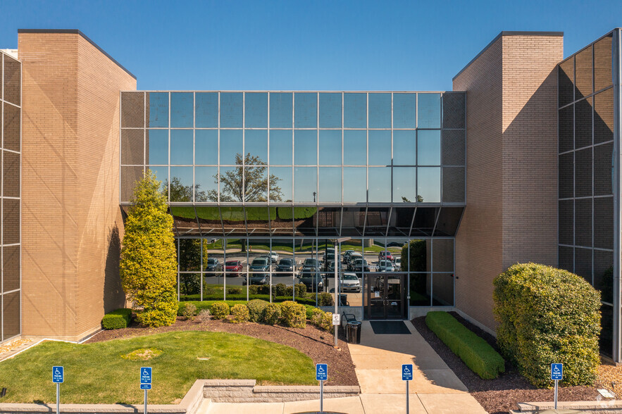 12115 Lackland Rd, Maryland Heights, MO à louer - Photo de l’immeuble – Image 2 sur 12