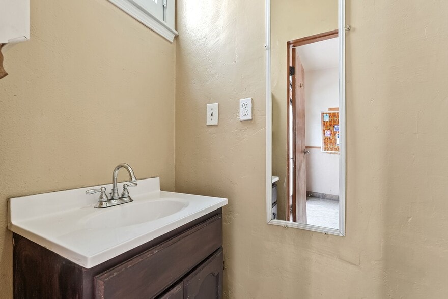 2056 E 103rd St, Los Angeles, CA à vendre - Photo de l’immeuble – Image 3 sur 10