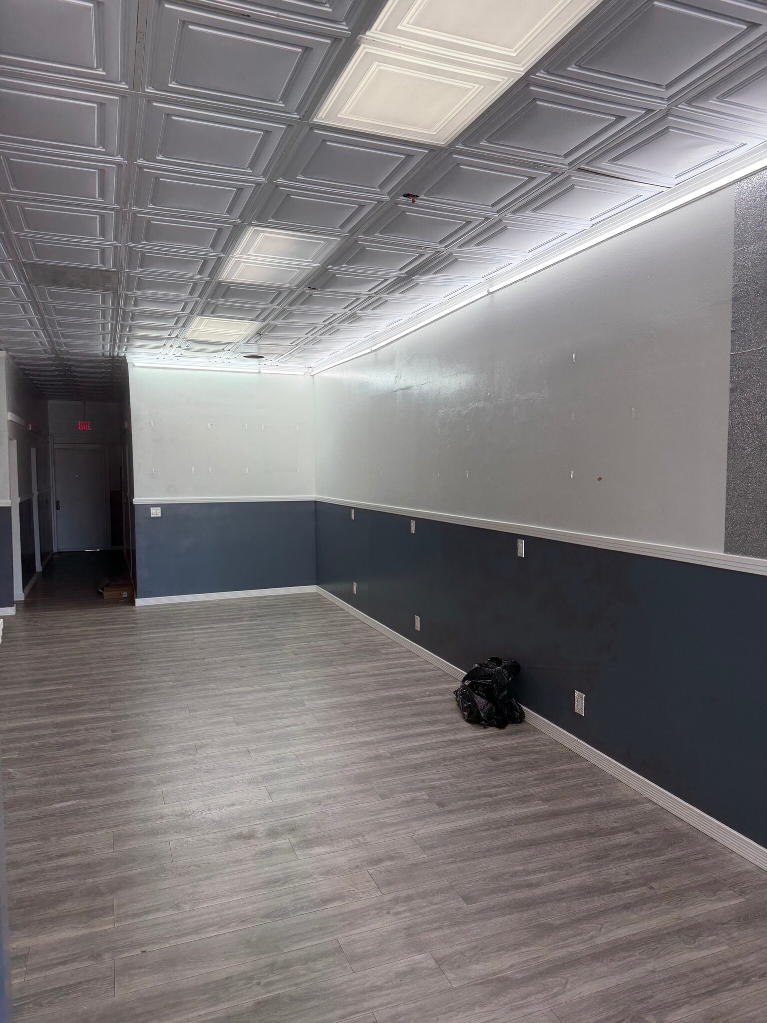 310-326 N Azusa Ave, Covina, CA à louer Photo intérieure– Image 1 sur 4