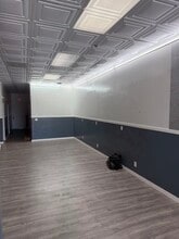 310-326 N Azusa Ave, Covina, CA à louer Photo intérieure– Image 1 sur 4