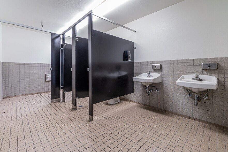 19560 S Rancho Way, Rancho Dominguez, CA à louer - Photo de l’immeuble – Image 3 sur 17