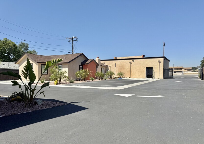 7893 Sierra Ave, Fontana, CA à louer - Photo de l’immeuble – Image 3 sur 11