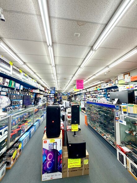 30-69 Steinway St, Astoria, NY à louer - Photo de l’immeuble – Image 2 sur 7