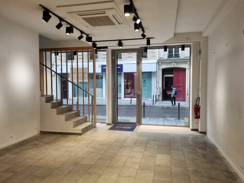 Immeuble residentiel dans Paris à vendre - Photo intérieure – Image 2 sur 9
