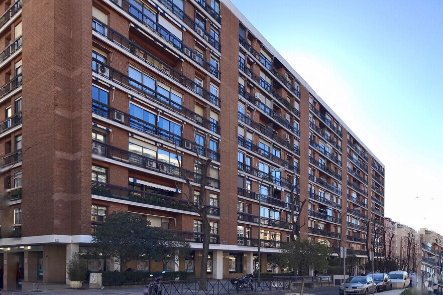 Immeuble residentiel dans Madrid, Madrid à vendre - Photo de l’immeuble – Image 2 sur 2