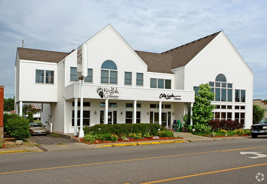 44 S Lake St, Forest Lake, MN à louer - Photo principale – Image 1 sur 37