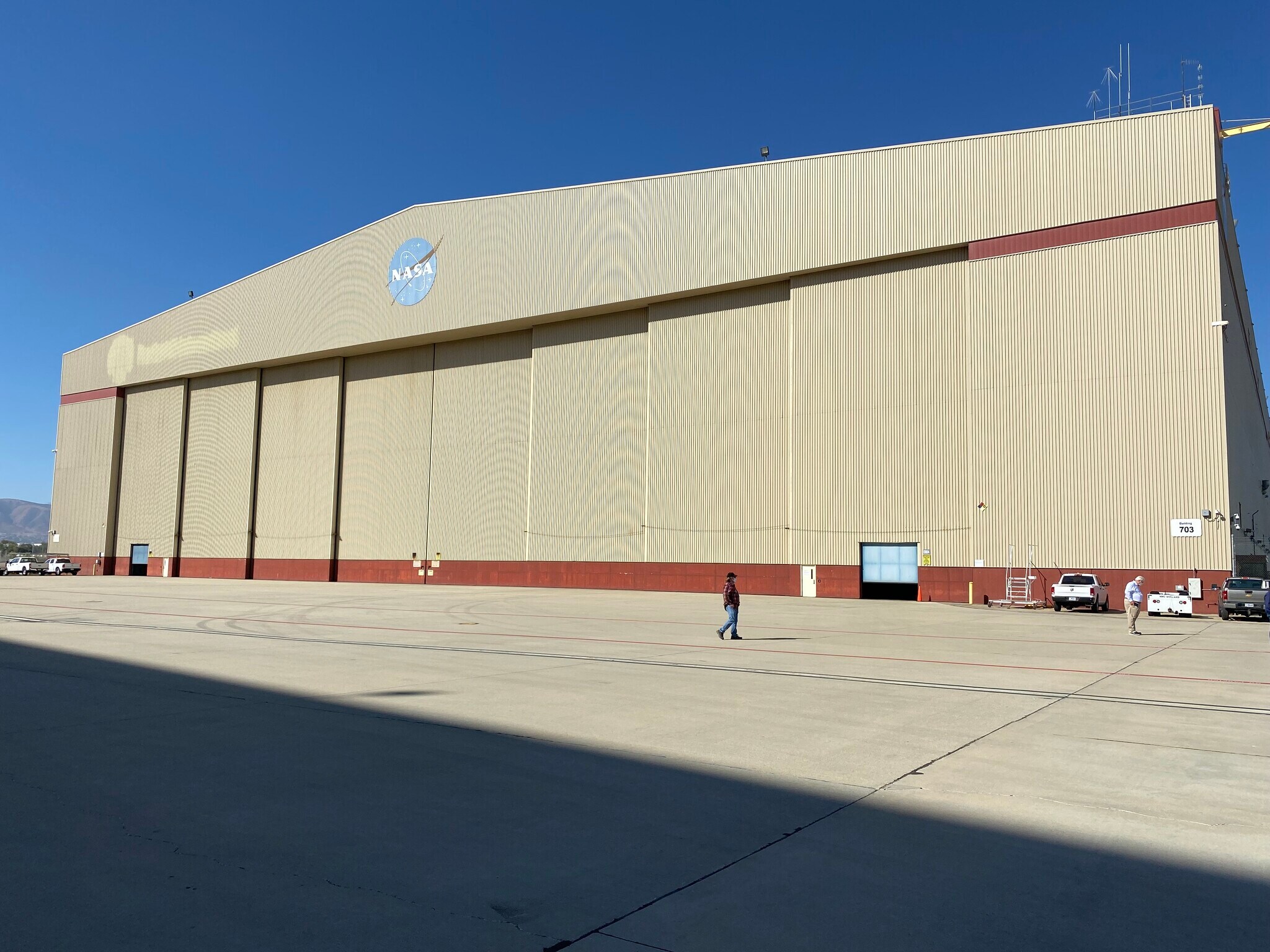 2825 E Avenue P, Palmdale, CA à louer Photo de l’immeuble– Image 1 sur 4