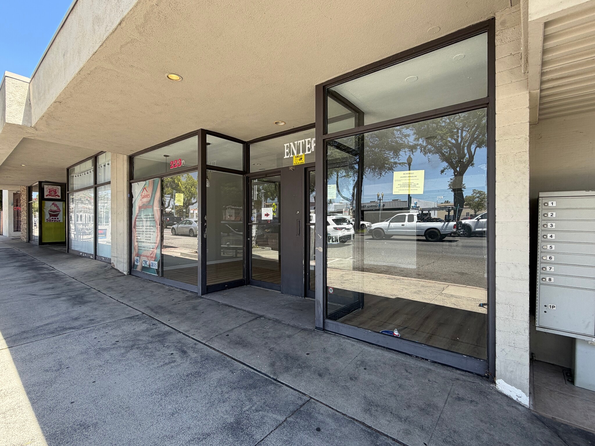 211-230 S Riverside Ave, Rialto, CA à louer Photo intérieure– Image 1 sur 9