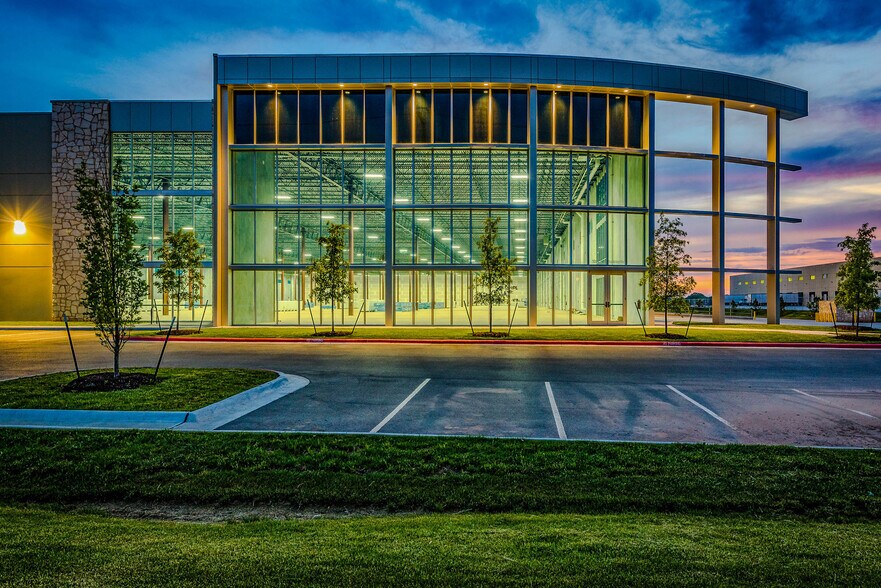 5000 SW Regional Airport Blvd, Bentonville, AR à louer - Photo de l’immeuble – Image 3 sur 4