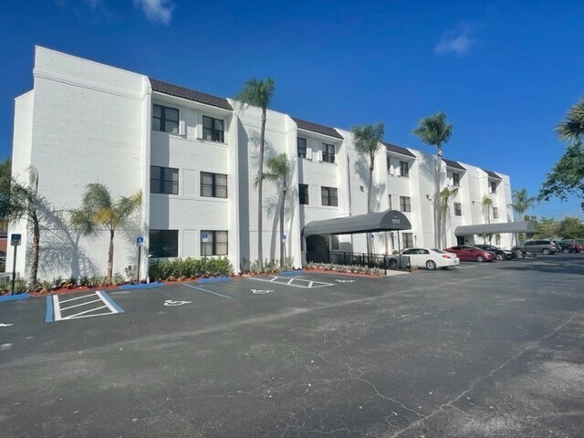1111 SE Federal Hwy, Stuart, FL à louer - Photo de l’immeuble – Image 1 sur 10