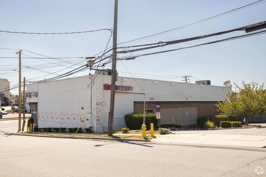 49 Old Country Rd, Westbury, NY à vendre - Photo de l’immeuble – Image 3 sur 6