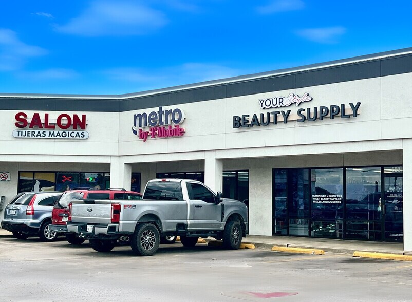 1607 E McKinney St, Denton, TX à louer - Photo de l’immeuble – Image 3 sur 5
