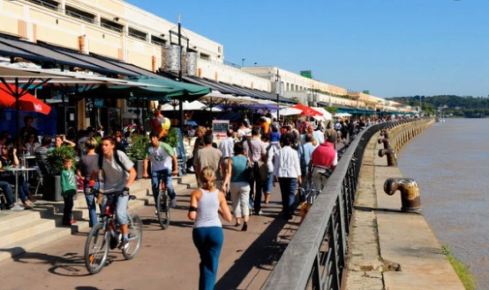 Local commercial dans Bordeaux à louer - Photo de l’immeuble – Image 1 sur 2