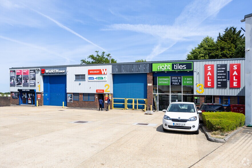 1 Gatwick Rd, Crawley à louer - Photo de l’immeuble – Image 2 sur 2