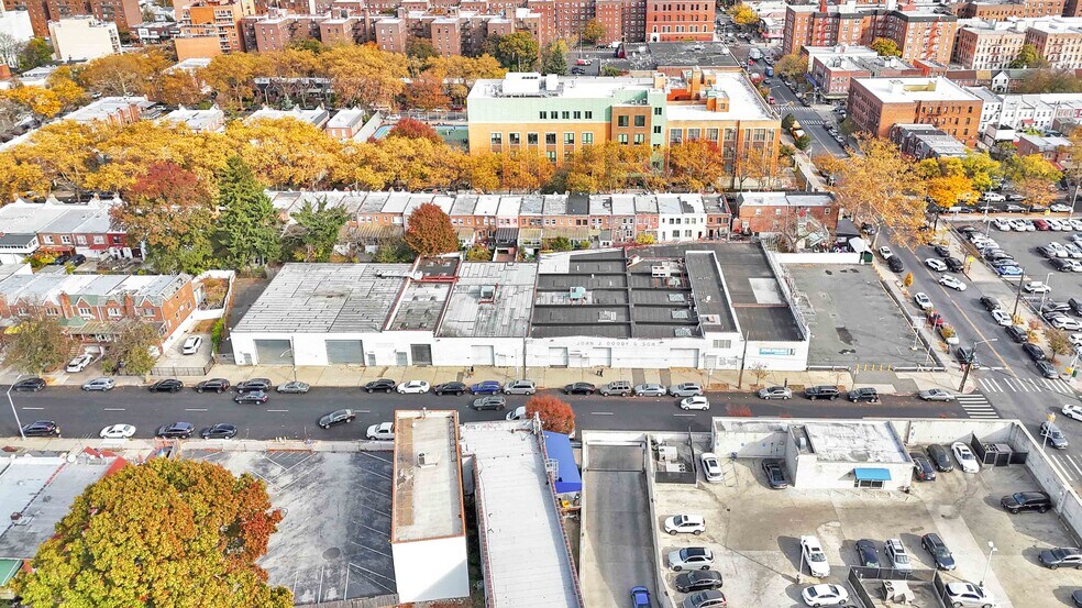 2461 E 17th St, Brooklyn, NY à louer - Photo de l’immeuble – Image 3 sur 3