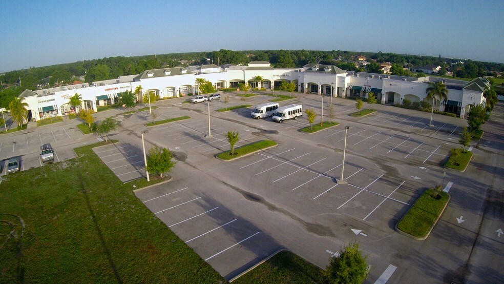 6559 NW Selvitz Rd, Port Saint Lucie, FL à louer - Photo de l’immeuble – Image 1 sur 11