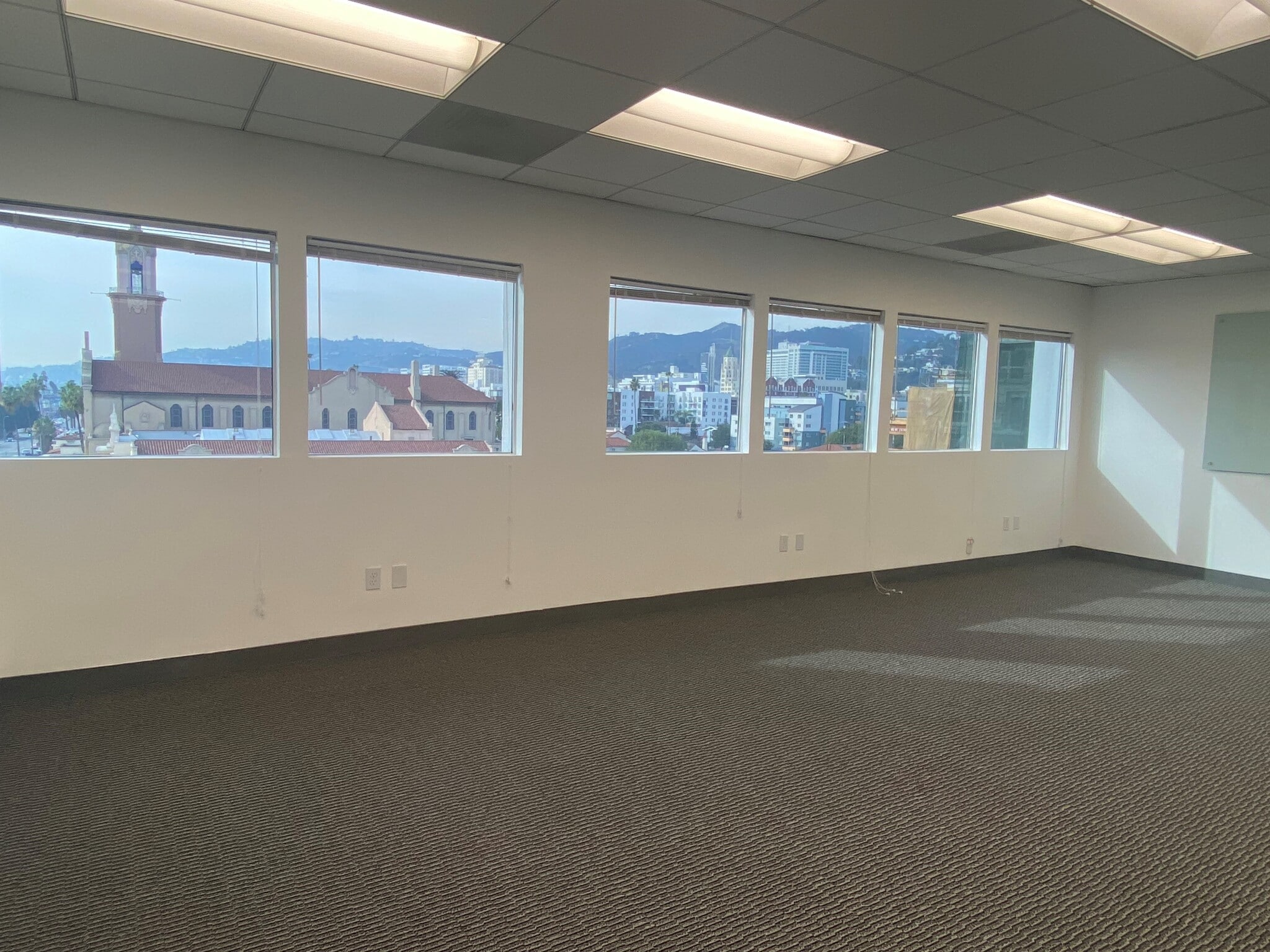 6565 W Sunset Blvd, Hollywood, CA à louer Photo intérieure– Image 1 sur 1