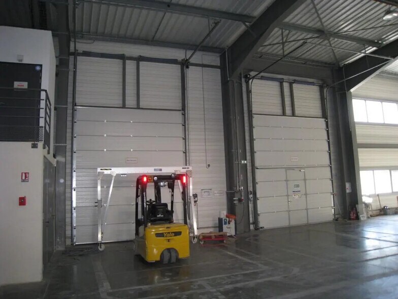 Industriel/Logistique dans Aubagne à louer - Photo intérieure – Image 3 sur 9