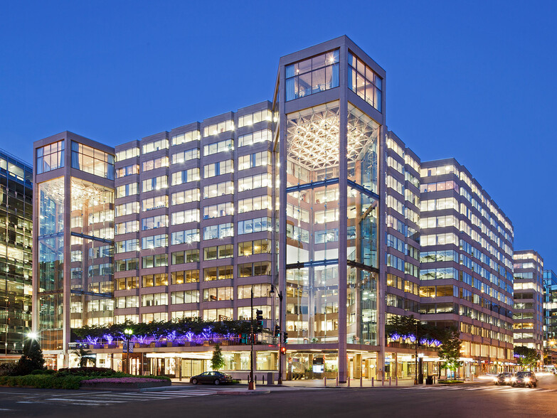 1050 Connecticut Ave NW, Washington, DC à louer - Photo de l’immeuble – Image 2 sur 4