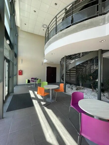 Bureau dans CHAMPAGNE-AU-MONT-D'OR à vendre - Hall d’entrée – Image 2 sur 6