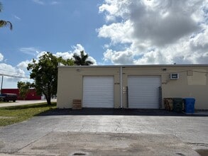 4530-4534 NE 11th Ave, Oakland Park, FL à louer Photo de l’immeuble– Image 2 sur 5