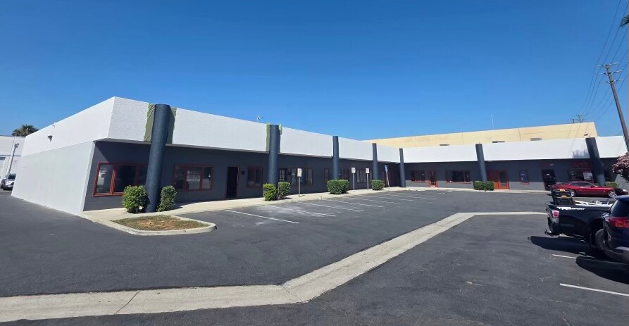 1201-1215 E Warner Ave, Santa Ana, CA à louer Photo principale– Image 1 sur 3