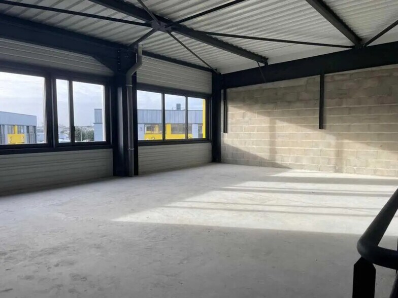 Local d’activités dans Poissy à louer - Photo de l’immeuble – Image 3 sur 4